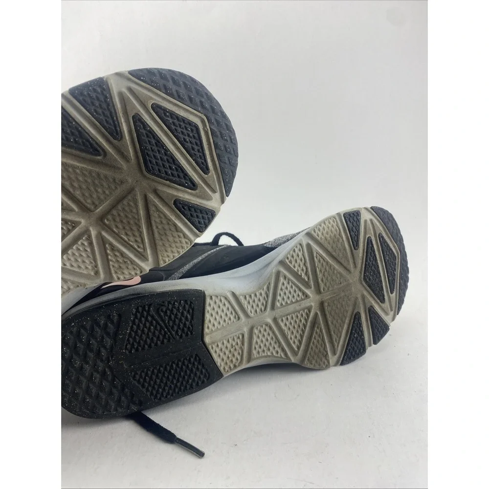 Nike tennis shoes women's size US 8.5